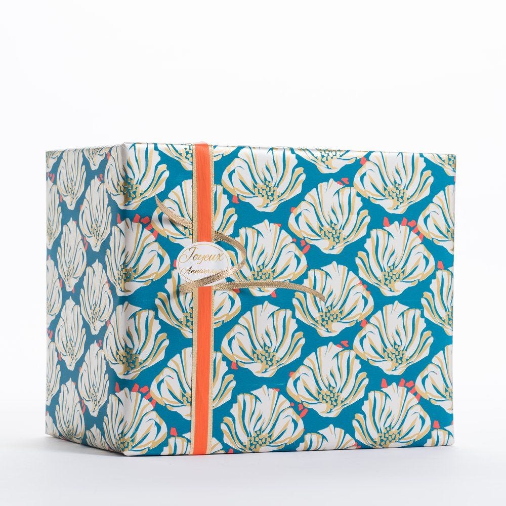 Papier cadeau fleurs sur fond bleu en 0,70x100 m Papier cadeau fleurs sur fond bleu en 0,70x100 m