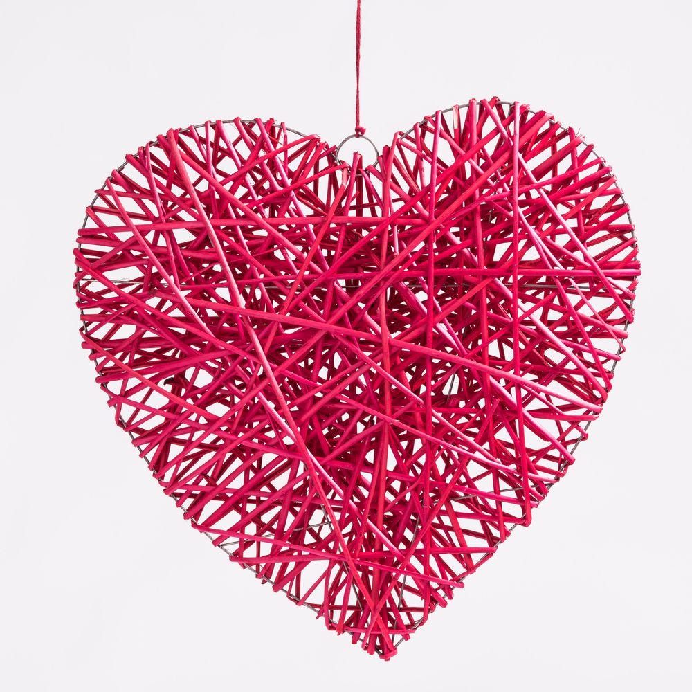 Coeur rouge en osier à suspendre L 80 x P 12 x H 77 cm Coeur rouge en osier à suspendre L 80 x P 12 x H 77 cm