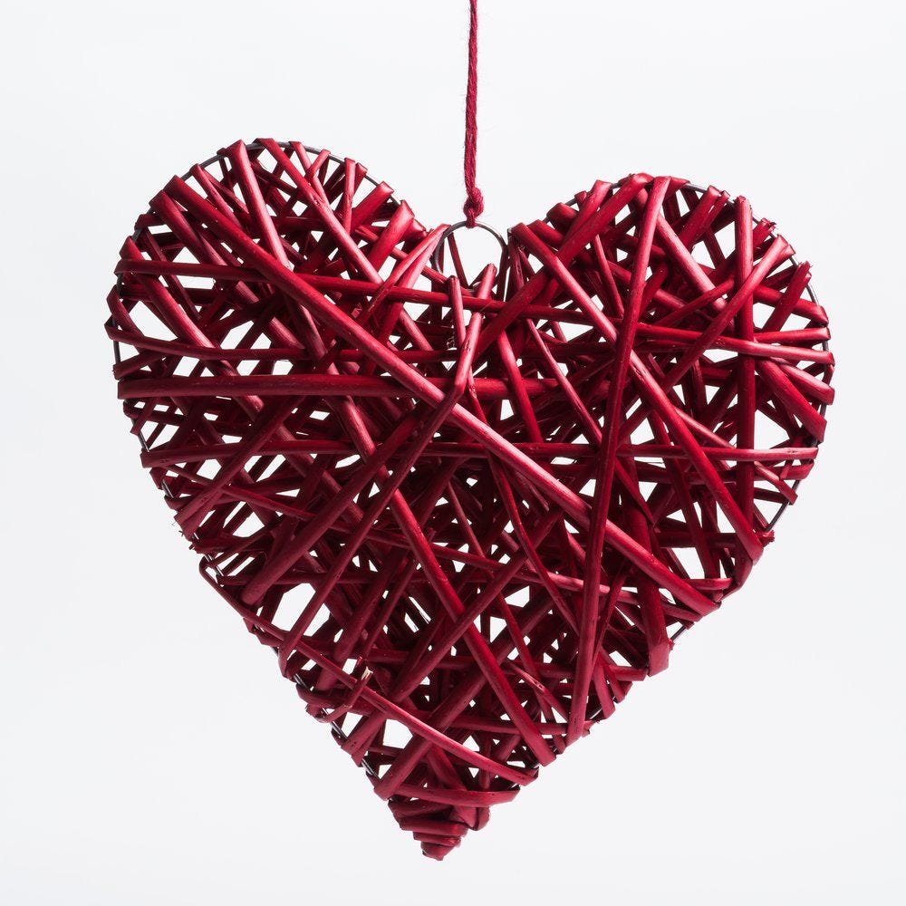 Coeur rouge en osier à suspendre L 35 x P 8 x H 33 cm Coeur rouge en osier à suspendre L 35 x P 8 x H 33 cm