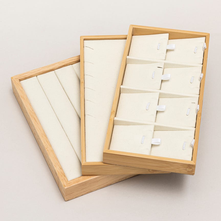 Plateau présentoir bijoux en bois et suédine beige Image du produit