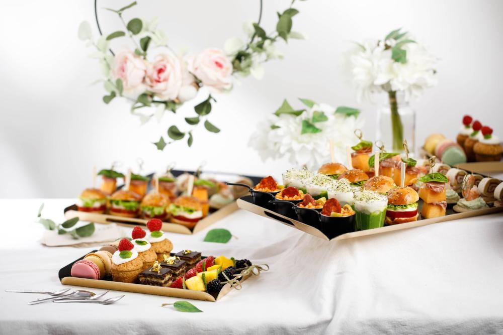 Présentation buffet avec verrines décorée de fleurs